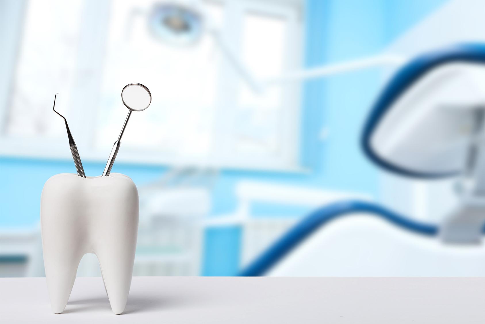 Narzędzia dentystyczne w kubeczku
